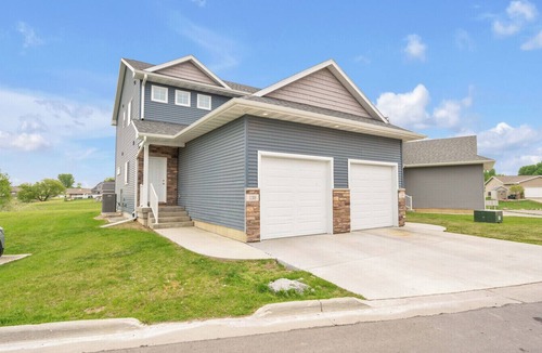 Washburn House | Modern 3 Bed/3.5 Bath Townhome Near Lost Island Water/Theme Park