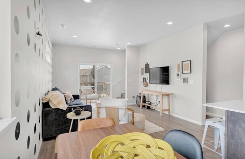Washburn House | Modern 3 Bed/3.5 Bath Townhome Near Lost Island Water/Theme Park