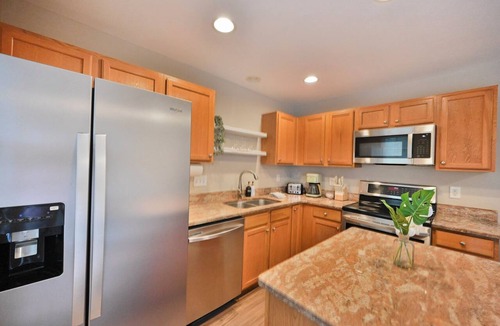 Greensboro House | Modern 3-Bed Townhome in Robyn’s Glen – Move-In Ready Comfort & Style