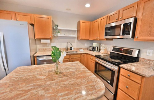 Greensboro House | Modern 3-Bed Townhome in Robyn’s Glen – Move-In Ready Comfort & Style