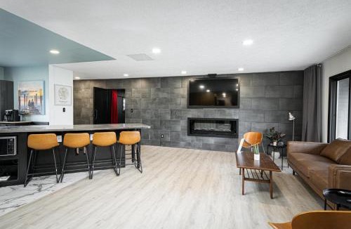 Lawrence House | Modern 3 BR home w hot tub movie room dog park