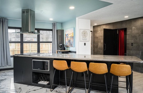 Lawrence House | Modern 3 BR home w/hot tub, movie room, dog park