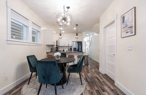 Veterans Park House | Modern 3BR/3BA Retreat Near Downtown