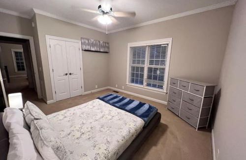 Olivia House | Modern 3br Lake front home