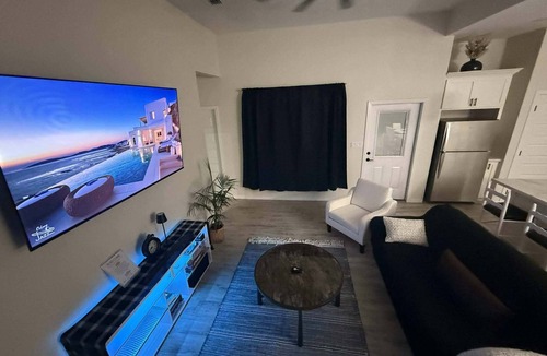 Harlingen House | ⭐️Modern 3BR Retreat : Pergola, Waterfall Showers & Backyard Oasis -Pet Friendly
