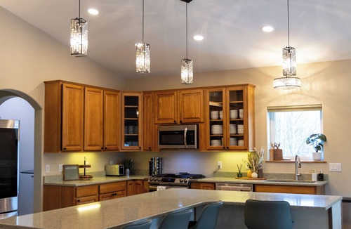 Fairbanks House | Modern 4-bed home, 10 min from town. Deck with Aurora and mountain views, pond, updated kitchen, master suite with jet tub, radiant floors, fast Wi-Fi. Open concept living and dining. Beautifully renovated inside—cozy, private, and peaceful.
