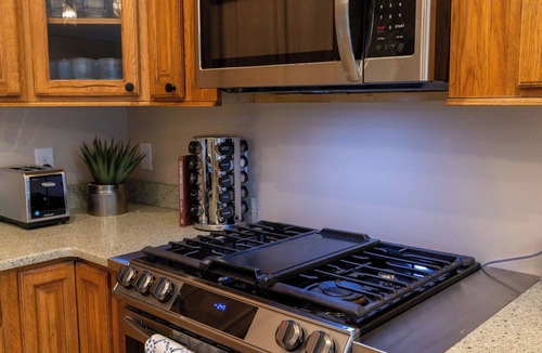 Fairbanks House | Modern 4-bed home, 10 min from town. Deck with Aurora and mountain views, pond, updated kitchen, master suite with jet tub, radiant floors, fast Wi-Fi. Open concept living and dining. Beautifully renovated inside—cozy, private, and peaceful.