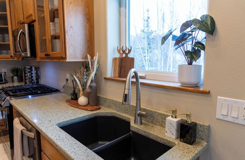 Fairbanks House | Modern 4-bed home, 10 min from town. Deck with Aurora and mountain views, pond, updated kitchen, master suite with jet tub, radiant floors, fast Wi-Fi. Open concept living and dining. Beautifully renovated inside—cozy, private, and peaceful.