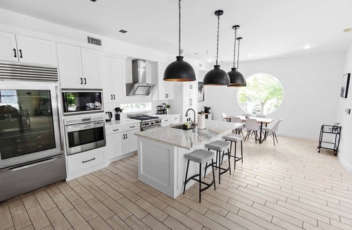 Greenway Plaza-Upper Kirby House | Modern 4-Story Townhome Med Center Sleeps 8