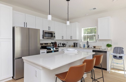 Ponderosa - Wingate House | Modern 4BR Home/Hot Tub Game Room Fenced