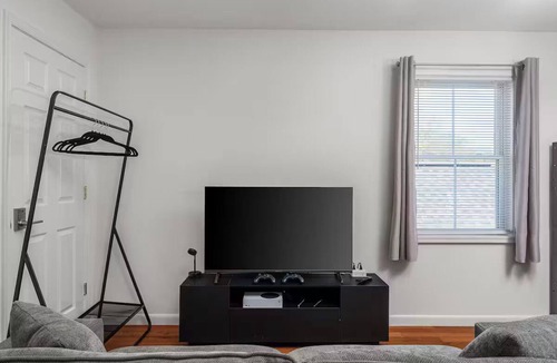 Richmond House | Modern 5 Bedroom City Retreat + Walkable + Private Baths + Large Groups
