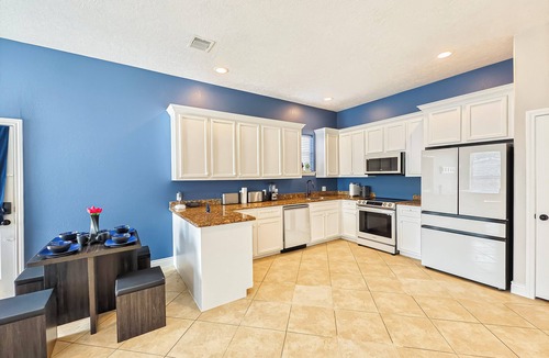 Cloverleaf House | Modern 6 Bedroom House with Tons of Games, BBQ, 2 85" TVs and Surround Sound!