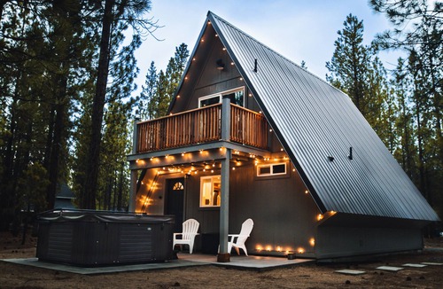 La Pine Cabin | Modern A-Frame cabin w/hot tub close to Bend, Crater Lake, Mt Bachelor resort