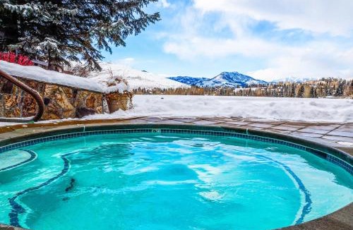 Elkhorn Village Apartment | Modern Alpine Getaway