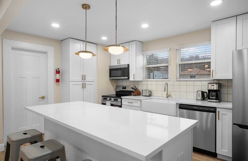 Bakerstown House | Modern and Cozy 3 Bedroom Home in Gibsonia/Pittsburgh