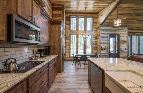 Broken Bow Cabin | Modern and Luxury Cabin, 2 BR 2.5 Bath, Sleeps 9 max, 2 Pets Max with Pet Fee