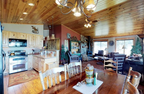 New Meadows Cabin | Modern and Roomy Family Cabin with a Full Kitchen - Walk to the Golf Course