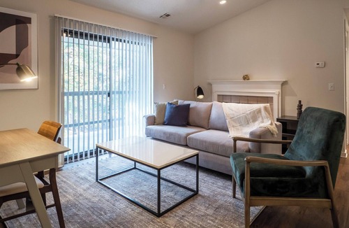 Richmond Apartment | Modern Apartment in Prime Location (ID6628X58)