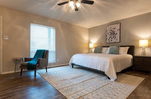 Riverside Apartment | Modern Apartment in Prime Location (ID3235X57)