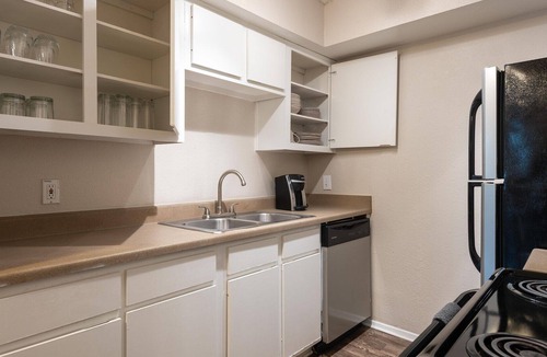 Riverside Apartment | Modern Apartment in Prime Location (ID3235X57)