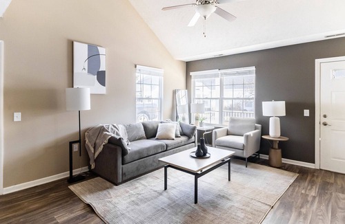 Avon Apartment | Modern Apartment in Prime Location (ID9308X76)