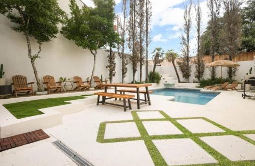 Medical Center District House | Modern Boho 5BR W Pool Six flags