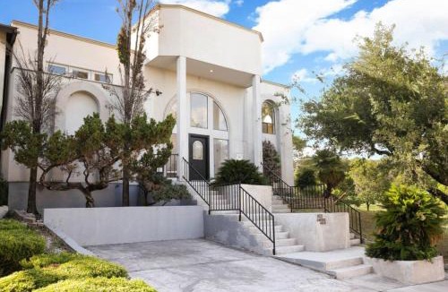 Medical Center District House | Modern Boho 5BR W Pool Six flags