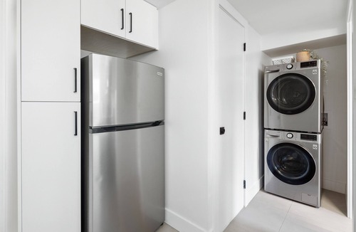 Burnaby House | Modern, Bright, Clean 2 Bedroom Suite - Great Location!