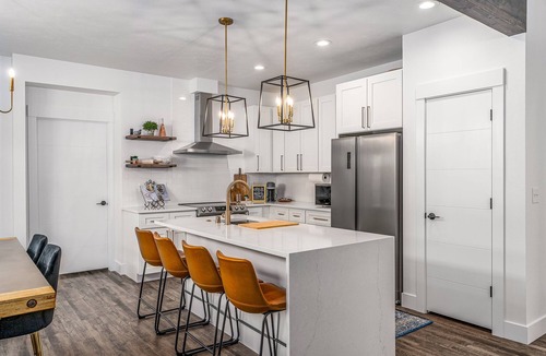 Mica House | Modern & Bright Newly Built Home! Clean Relaxing Comfy Minutes to Hiking