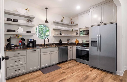 Tyler House | Modern Cabin Retreat Easy Drive to Canton/Tyler
