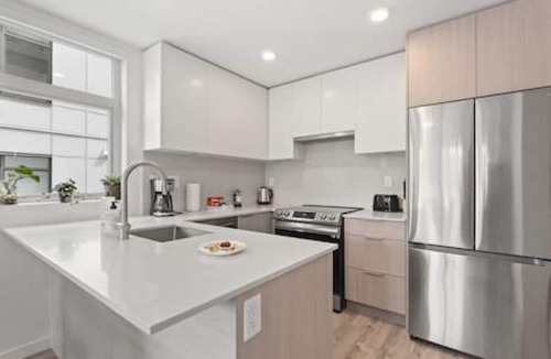 Surrey Apartment | Modern Central 1BR condo, Surrey