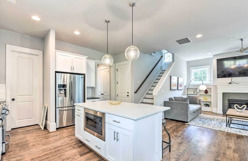 Oakhurst House | Modern Charlotte Home ~ 4 Mi to Downtown!