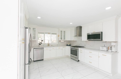 White Oak House | Modern Chic Home W/ Lots Of Natural Light Near DC