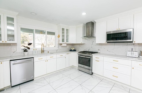 White Oak House | Modern Chic Home W/ Lots Of Natural Light Near DC