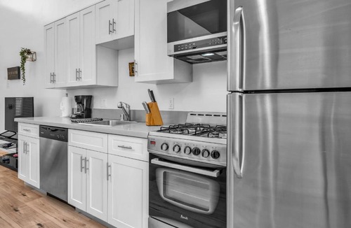 Wilshire Apartment | Modern Chic Loft In Hollywood-Koreatown With Parking