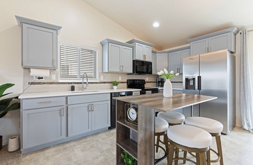 Caldwell House | Modern Comfort 3B, Firepit, Covered Patio, Near C of I & Freeway