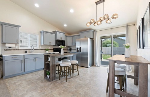 Caldwell House | Modern Comfort 3B, Firepit, Covered Patio, Near C of I & Freeway