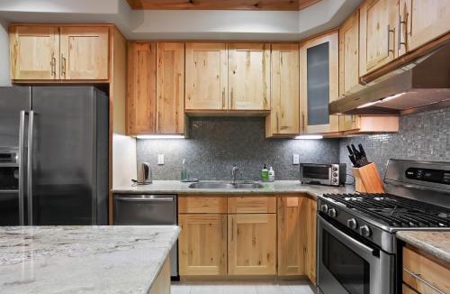 Bear Valley Apartment | Modern Condo - EV Charger - SM 301