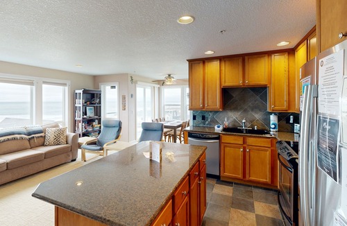 Rockaway Beach Condo | Modern Condo with Gorgeous Views, Balcony, & WiFi - Quick Walk to Beach
