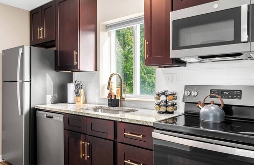 Roseville Apartment | Modern & Cozy 1BR Upper Flat | King Bed + Laundry