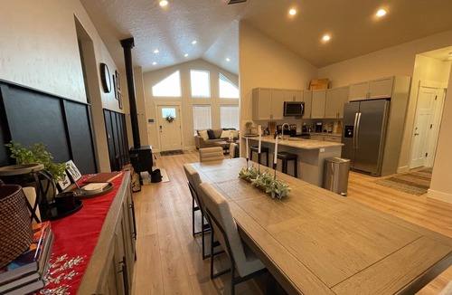 Donnelly House | Modern, Cozy Cabin near Tamarack & Cascade Lake With Private Hot Tub
