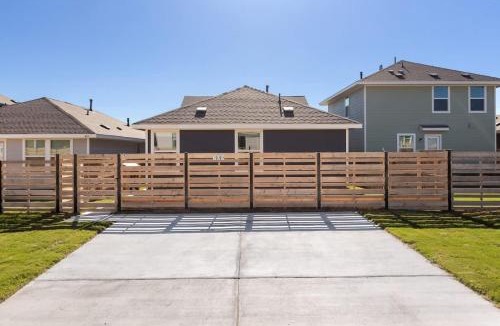 Buda House | Modern Cozy Home - Gym - Quiet Street - Sleeps 4
