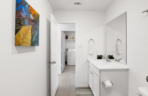 Buda House | Modern Cozy Home - Gym - Quiet Street - Sleeps 4