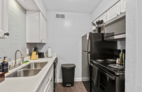 Dallas Apartment | Modern & Cozy | King Bed | Near Airport + Downtown