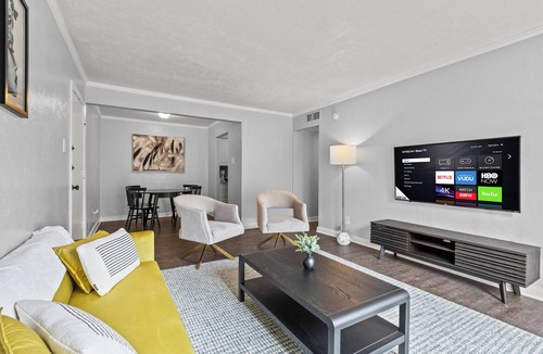 Dallas Apartment | Modern & Cozy | King Bed | Near Airport + Downtown