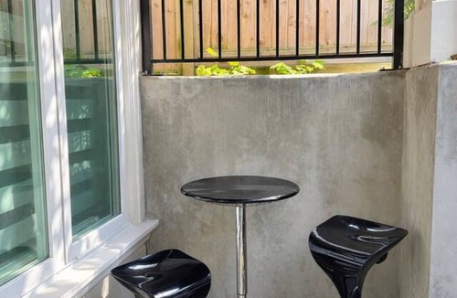 Marpole House | Modern Cozy Studio| 10 Min To YVR and Downtown