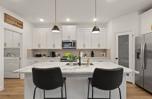 West Dallas House | Modern Dallas Getaway | Sleeps Big | Brand New Build