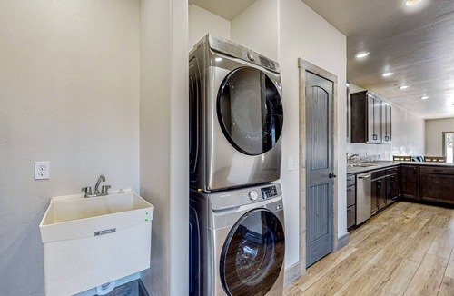 Butte House | Modern dog-friendly townhouse with washer/dryer, WiFi, and patio