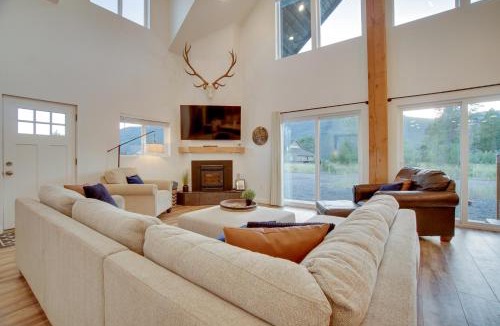 Donnelly House | Modern Donnelly Cabin with Private Hot Tub
