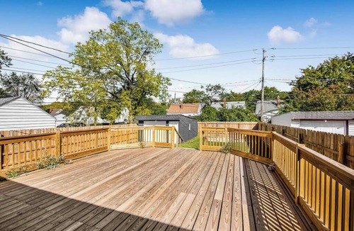 Maple Heights House | MODERN FAMILY & PET FRIENDLY 3BR/2BA ENTERTAINMENT HOME